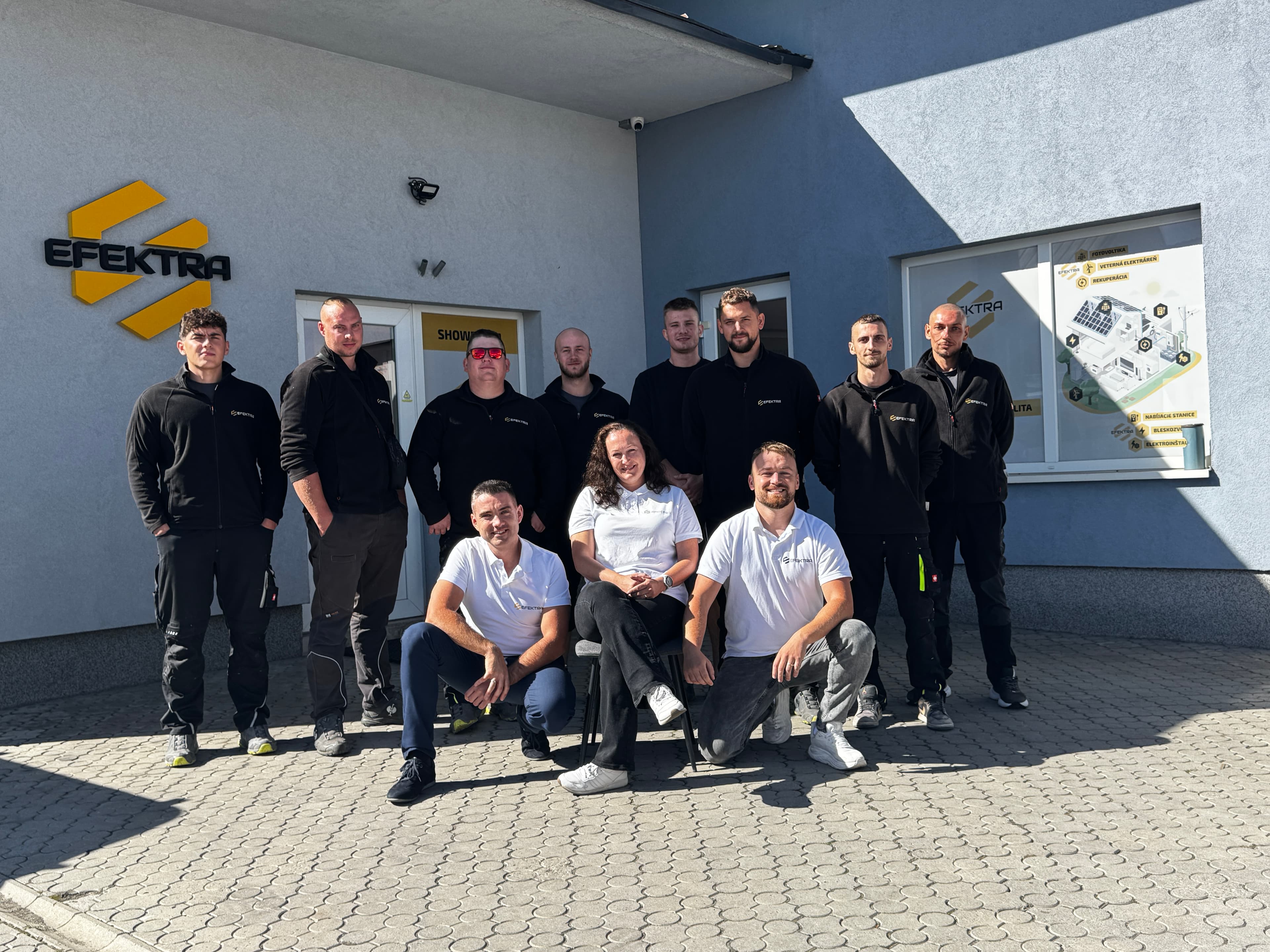 Trinásťčlenný in-house tím Efektra pred showroomom v Poprade